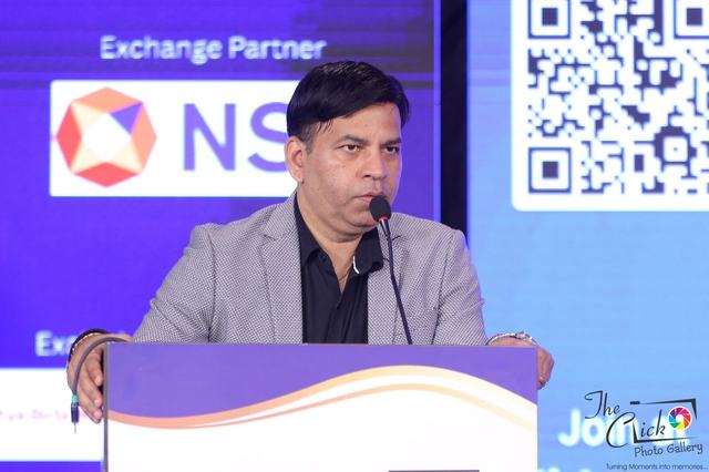 Speaker addressing the room at COMCLAVE Pune