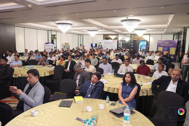 A full room of attendees at COMCLAVE Pune